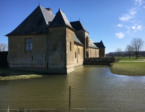 Château-Ferme fin 16ème-début 17ème sur 3 hectares 77